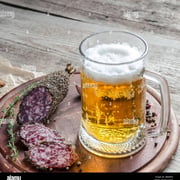 Tranches de saucisson saucisse avec verre de biere 2br0ef0